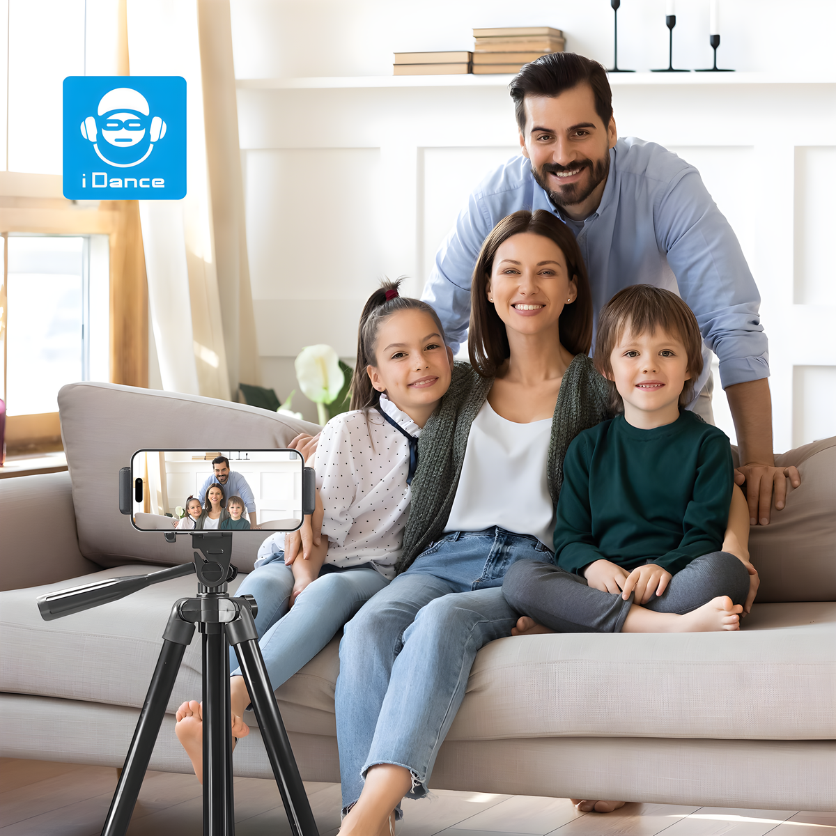 Familie macht Foto mit Handy auf Stativ. Frau, Mann und zwei Kinder auf Sofa.