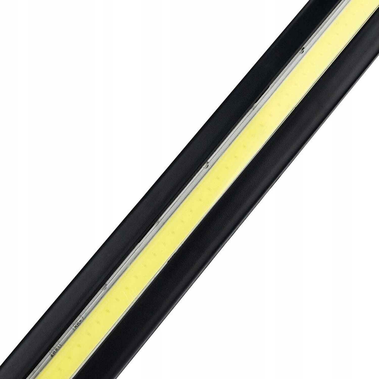 Nahaufnahme eines schwarzen LED-Lichtstreifens mit gelbem Licht in der Mitte.