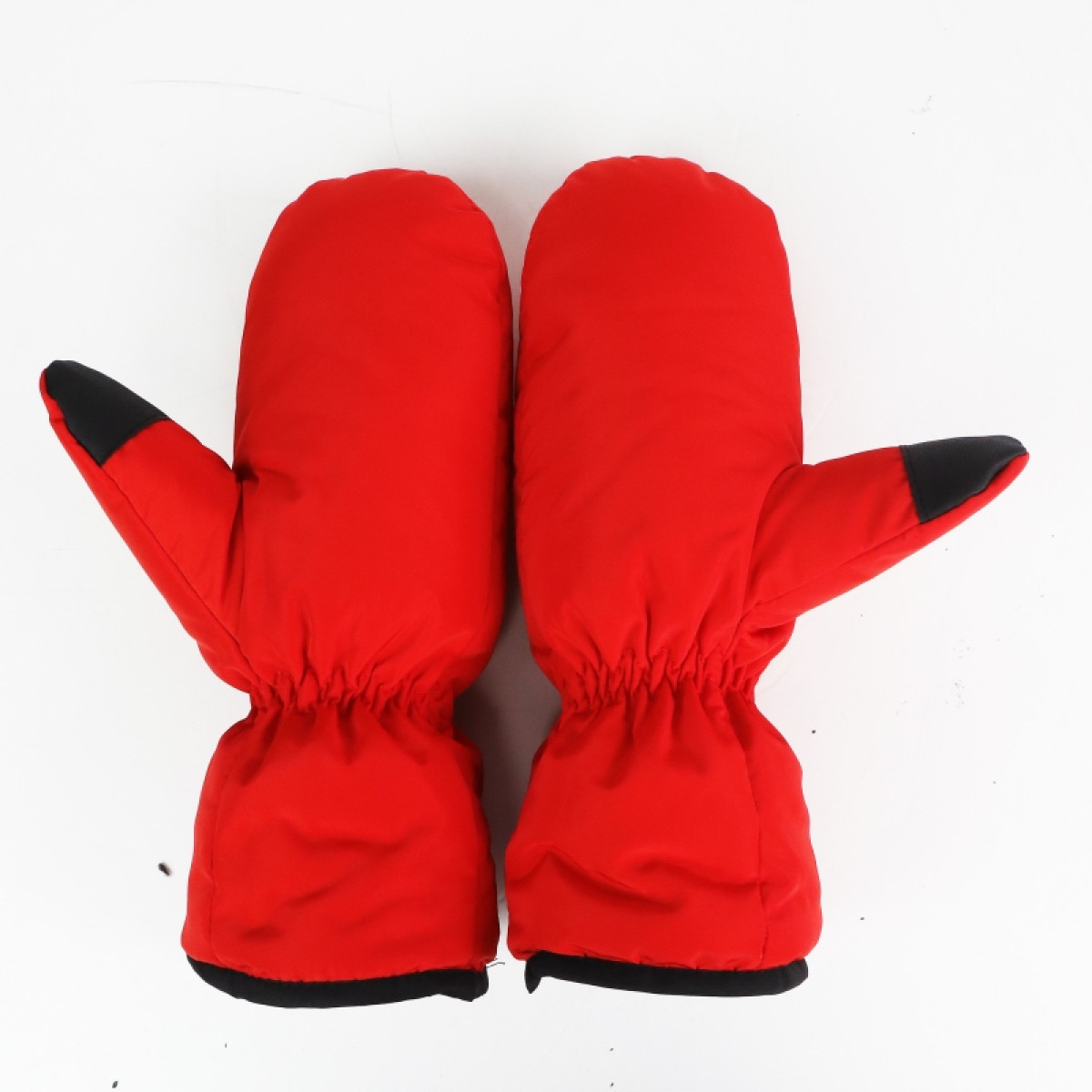 Rote Fäustlinge mit schwarzen Details auf weißem Hintergrund, isolierte Ansicht, Winterkleidung.