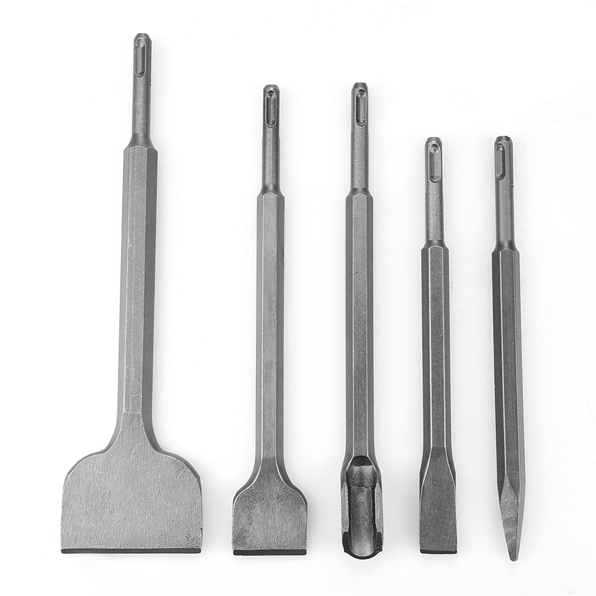 Fünf verschiedene Metallmeißel auf einer weißen Oberfläche, unterschiedlich in Größe und Form.