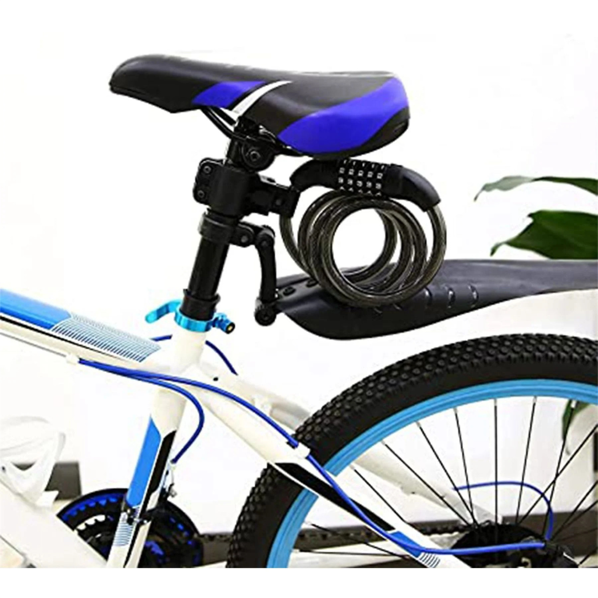 Ein Fahrrad mit Zahlenschloss am Sattel. Das Fahrrad ist blau und weiß.