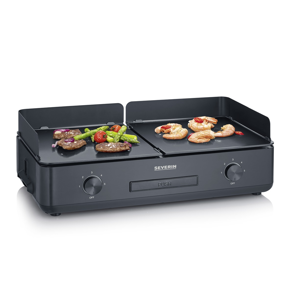 Czarny grill elektryczny z dwiema powierzchniami do gotowania, jedzeniem i pokrętłami na białym tle.
