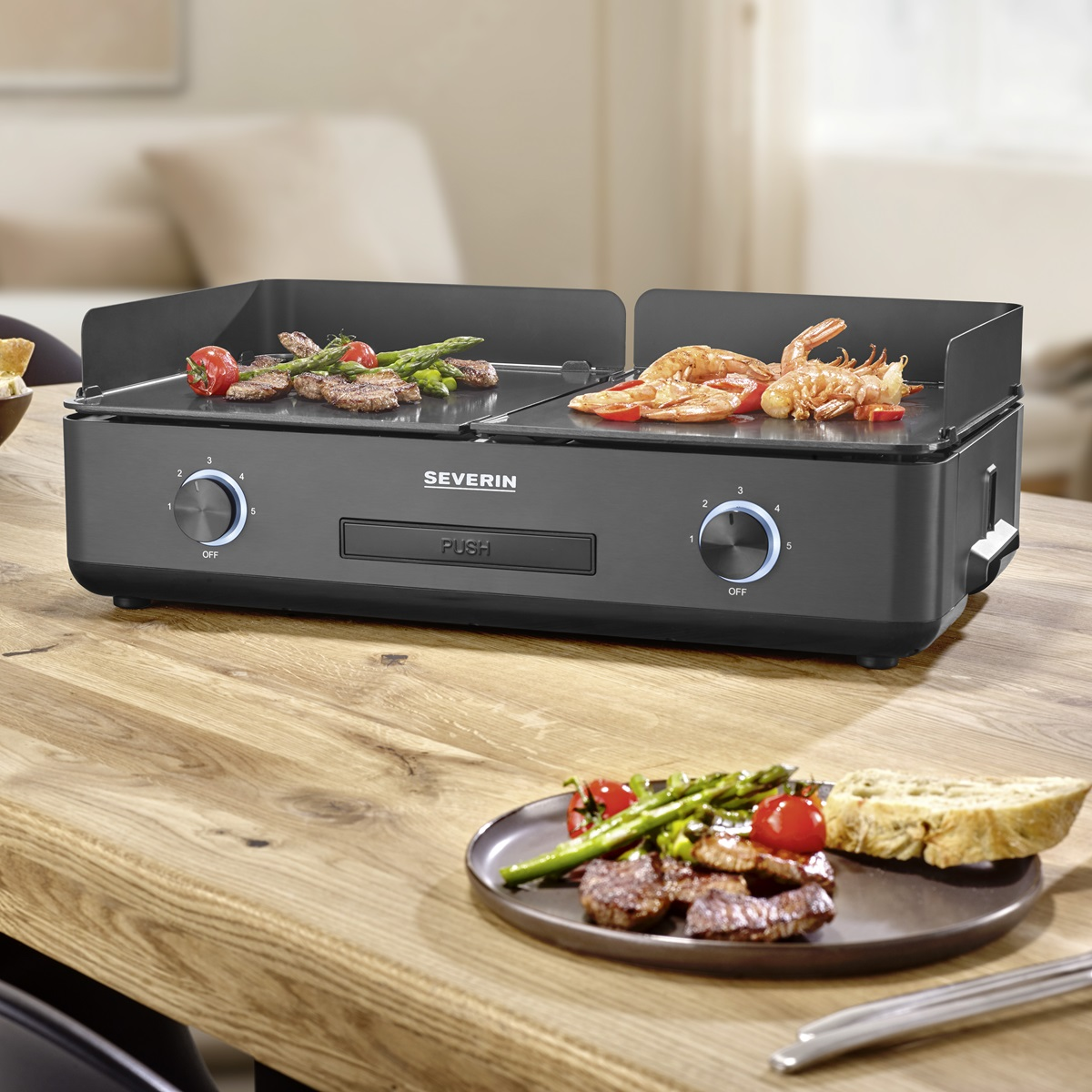 Czarny i szary grill z jedzeniem na nim, w tym stek i krewetki.