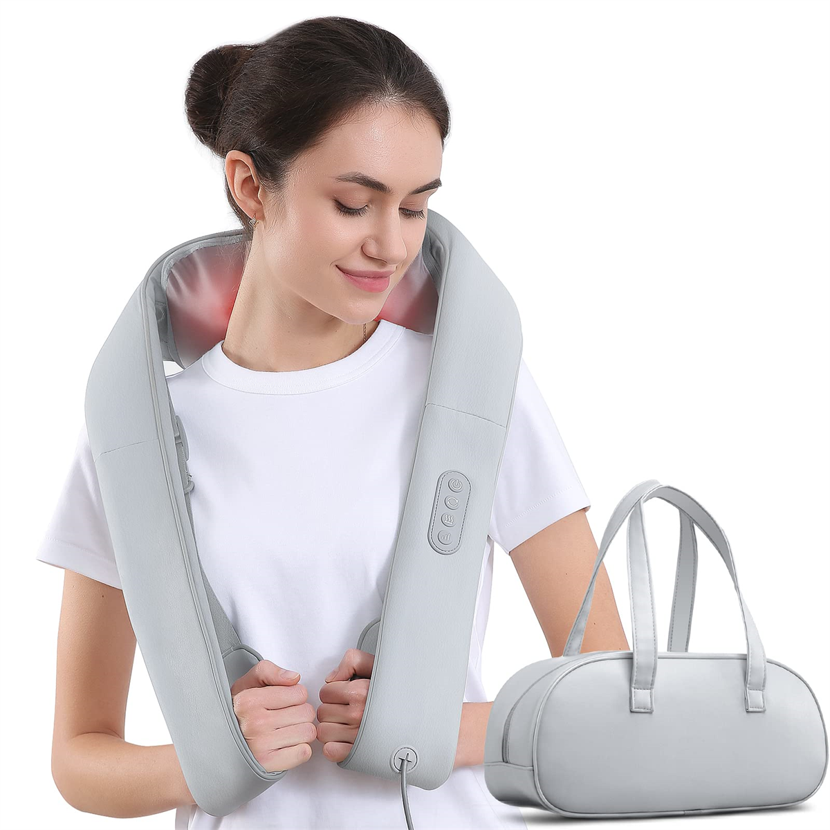 Frau mit Nackenmassagegerät und Tasche. Das Gerät ist grau und hat Knöpfe.