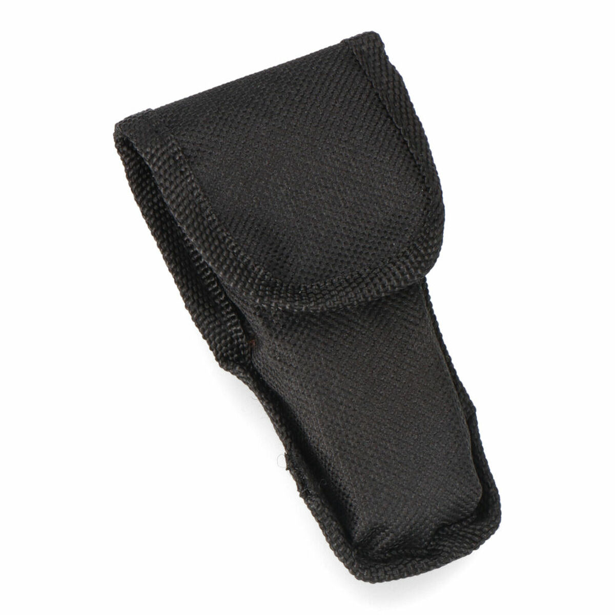 Schwarze Nylontasche mit Klappe. Auf weißer Oberfläche. Die Tasche dient zur Aufbewahrung eines Geräts.