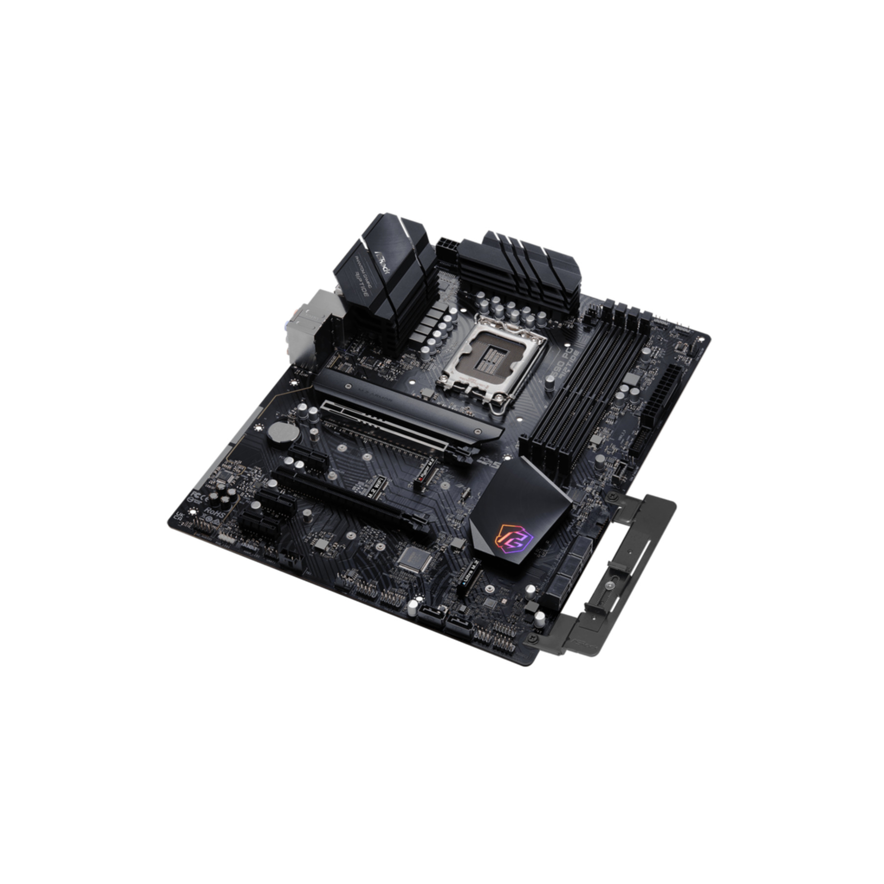 Ein schwarzes Motherboard mit verschiedenen Komponenten, vor weißem Hintergrund platziert.