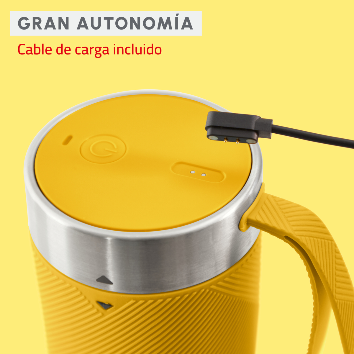 Tazza da viaggio gialla con bordo argentato, cavo di ricarica nero e testo.