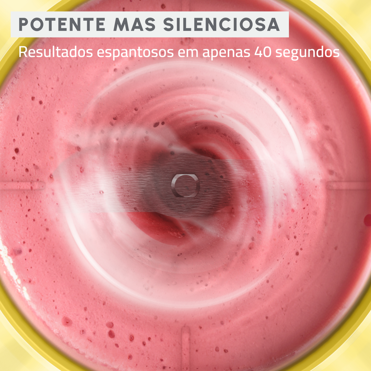 Primo piano del frullatore con frullato rosa vorticoso. Bordo giallo. Testo: 'Potente ma silenzioso' e 'Risultati in 40 secondi'.