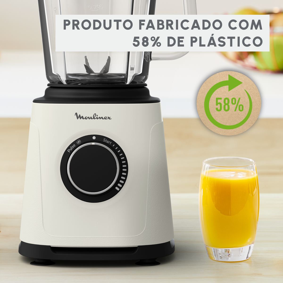 Licuadora con una jarra, un vaso de zumo y una tarjeta informativa. El 58% de la licuadora es de plástico.