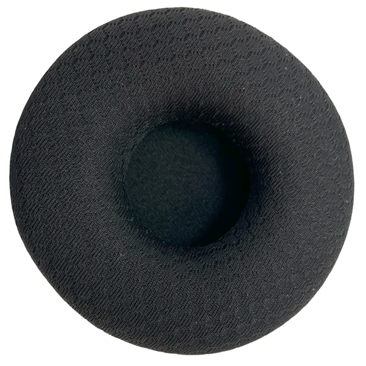 Una almohadilla para el oído circular negra con un agujero central, adecuada para auriculares.
