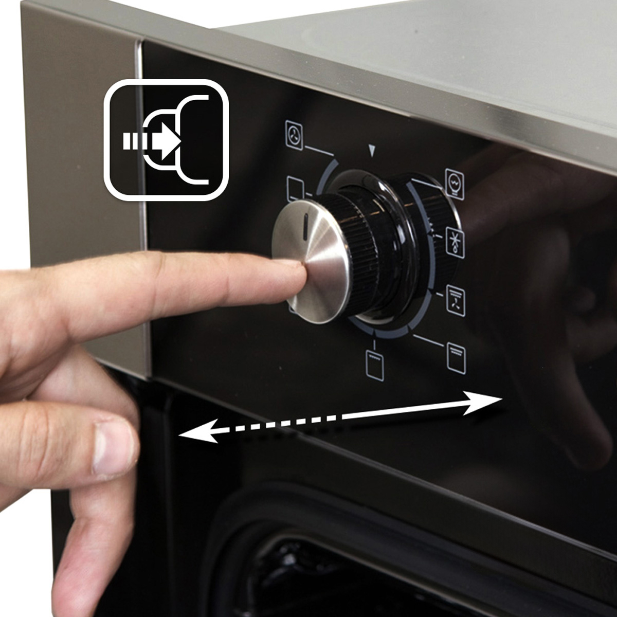 Eine Hand dreht einen schwarzen Knopf an einem schwarzen Backofen.