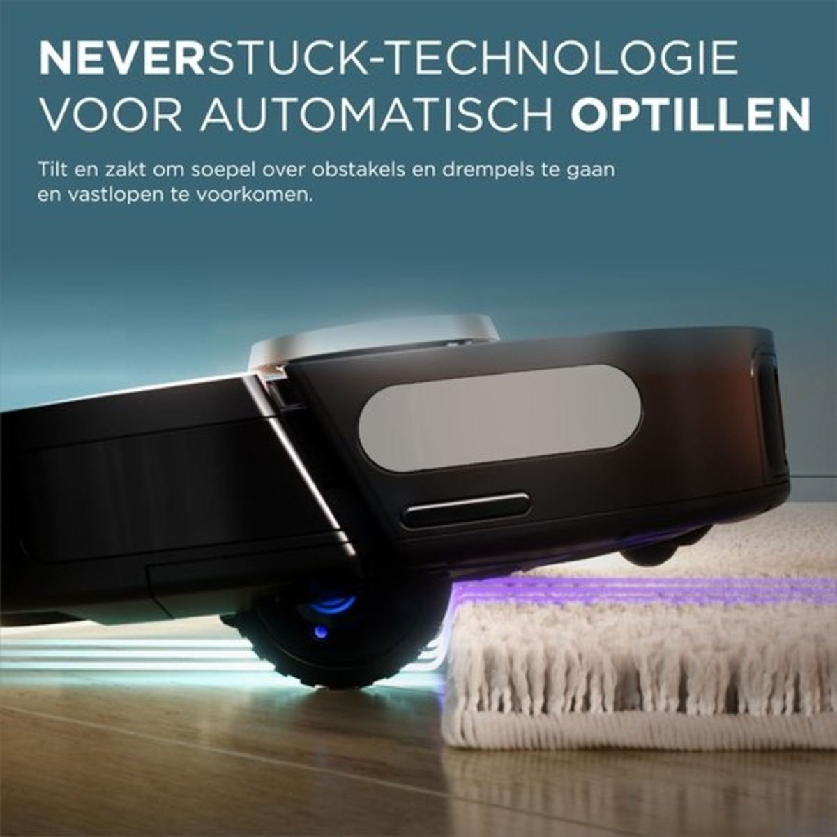Robotstofzuiger met een borstel, op een houten vloer. Tekst over automatisch optillen.