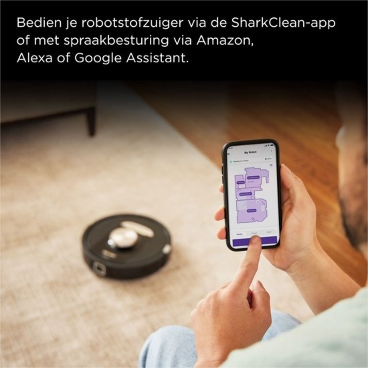 Persoon die een smartphone gebruikt om een robotstofzuiger op een tapijt te besturen.