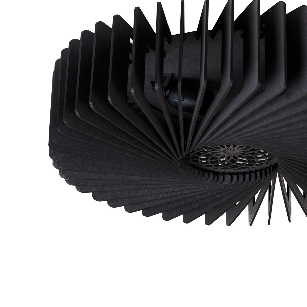 Zwarte, waaiervormige plafondlamp met gelaagd ontwerp.