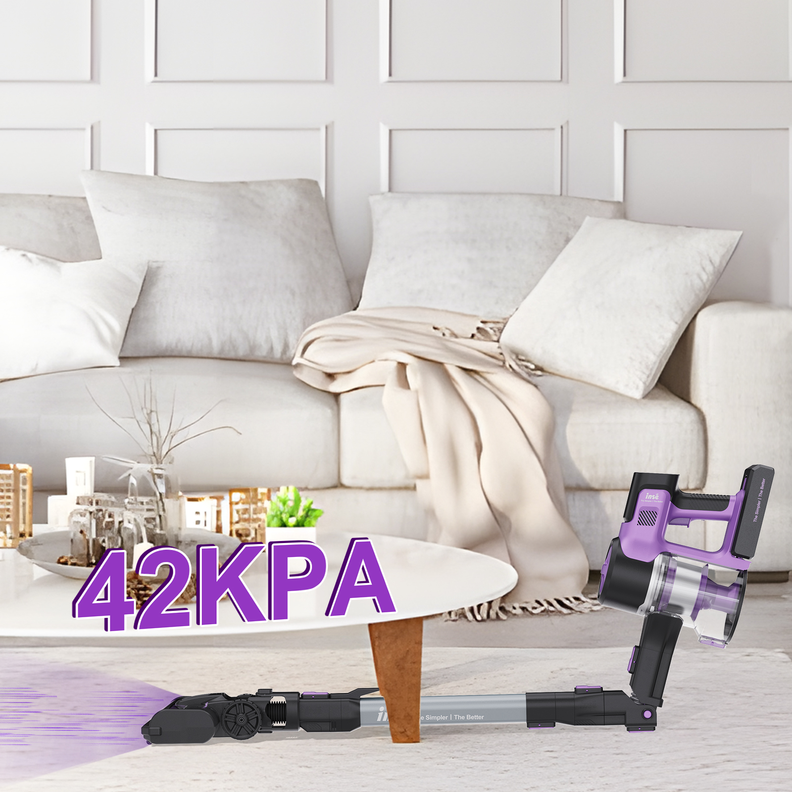 Staubsauger auf Teppich. Text lautet 42KPA. Sofa und Deko im Hintergrund.