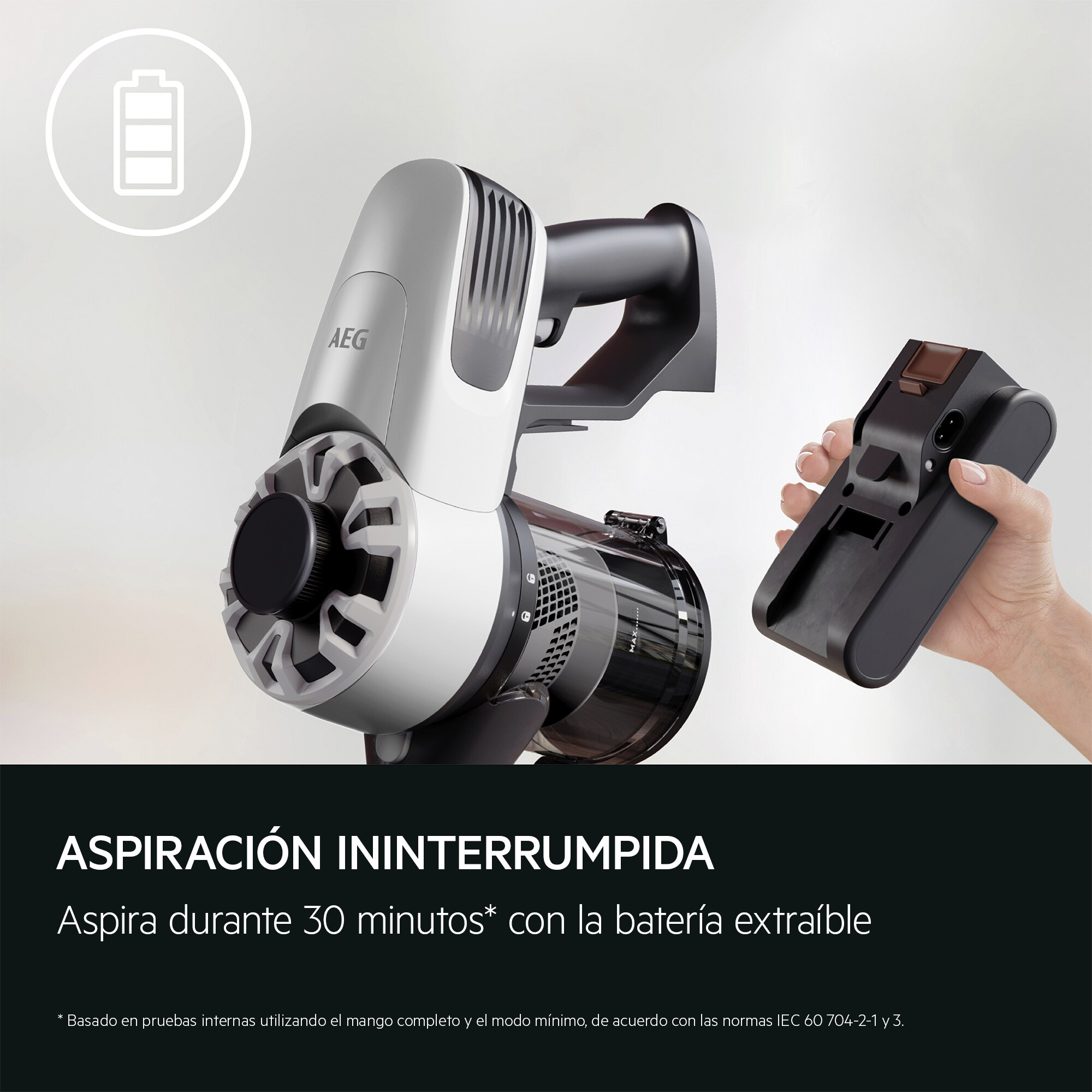 Una aspiradora AEG plateada y negra con base de carga y texto.