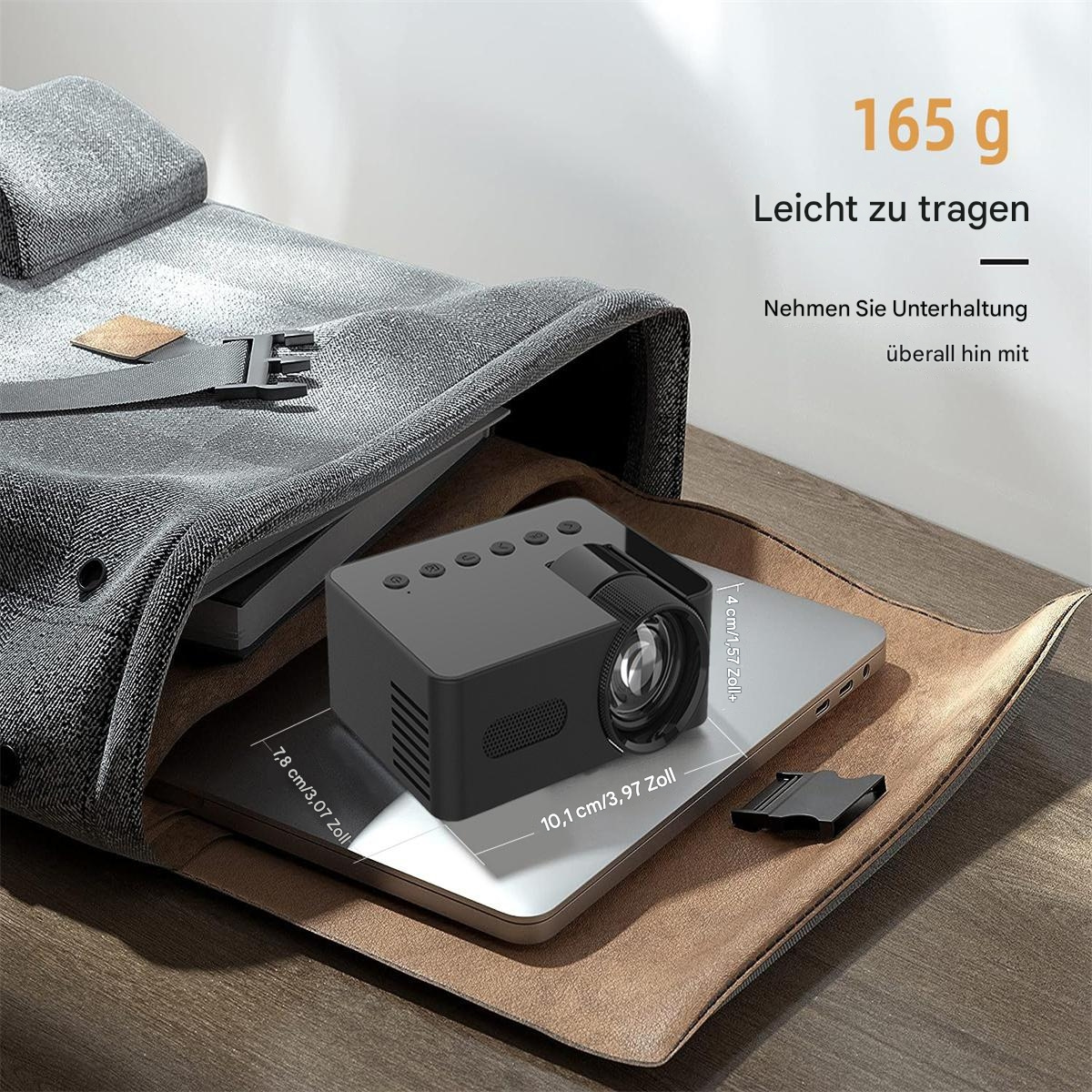 Ein schwarzer Projektor auf einem silbernen Laptop in einer grauen Tasche. Abmessungen werden angezeigt.