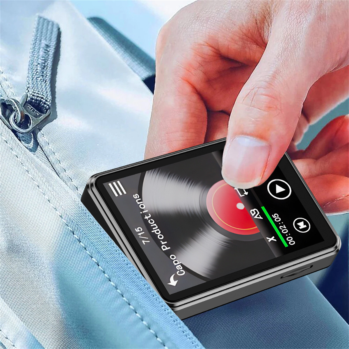 Kleiner schwarzer MP3-Player mit Bildschirm in der Tasche, zeigt Musik-Interface.