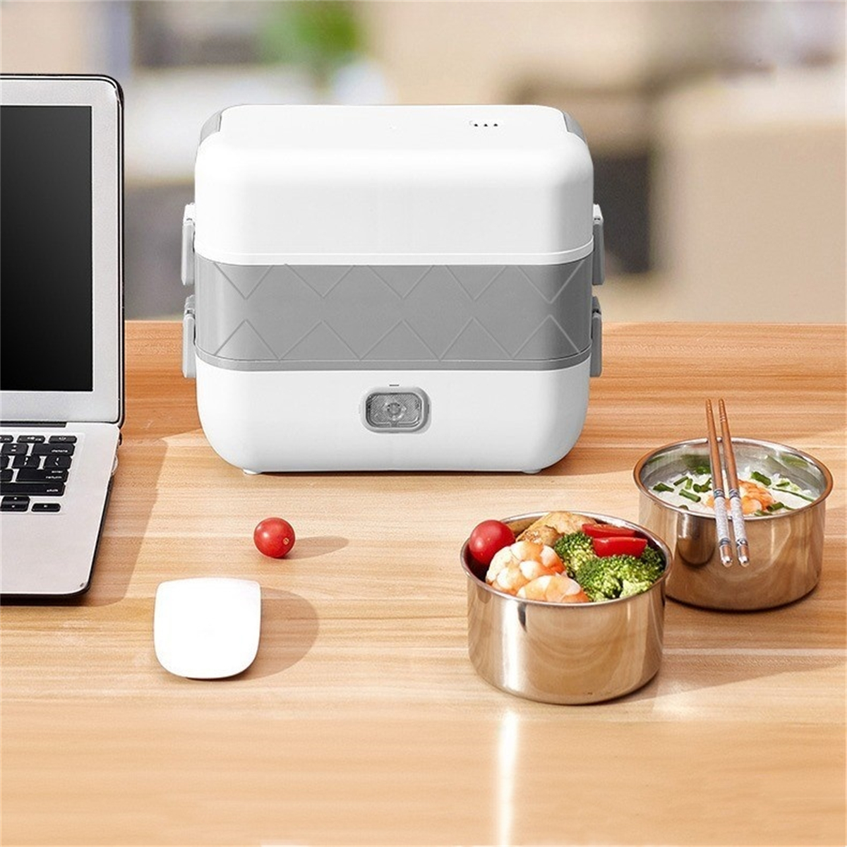 Lunchbox mit weißem und grauem zweistufigem Design, mit zwei Edelstahlbehältern auf einem Tisch.