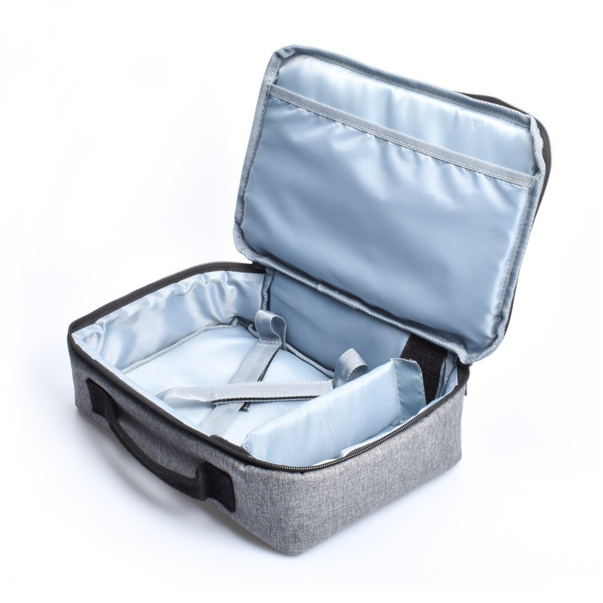 Graue, offene Reisetasche mit blauem Innenraum. Griff oben.