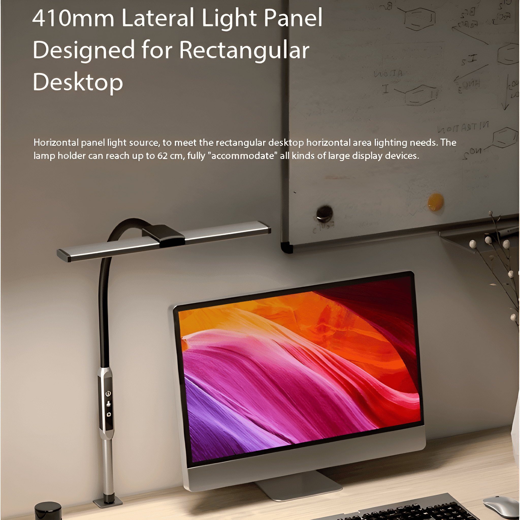 Schreibtischlampe mit langem, verstellbarem Arm. Ein Monitor und eine Tafel dahinter.