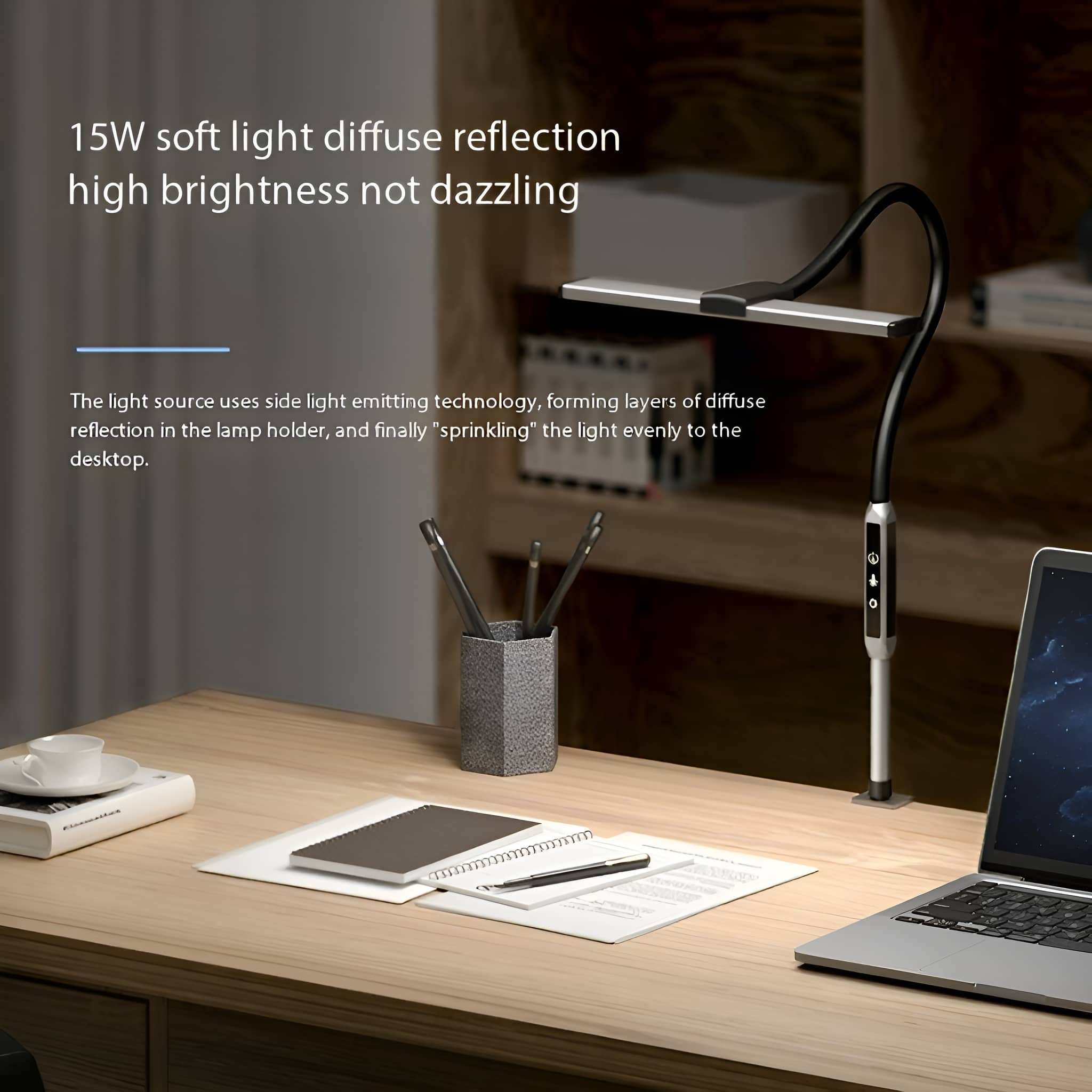 Eine Schreibtischlampe mit flexiblem Hals, einem Laptop und Stiften.