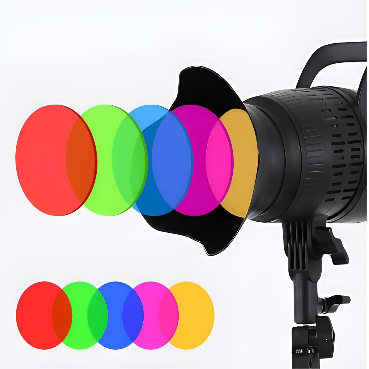 Ein Studiolicht mit Farbfiltern. Zu den Filtern gehören Rot, Grün, Blau, Pink und Gelb.