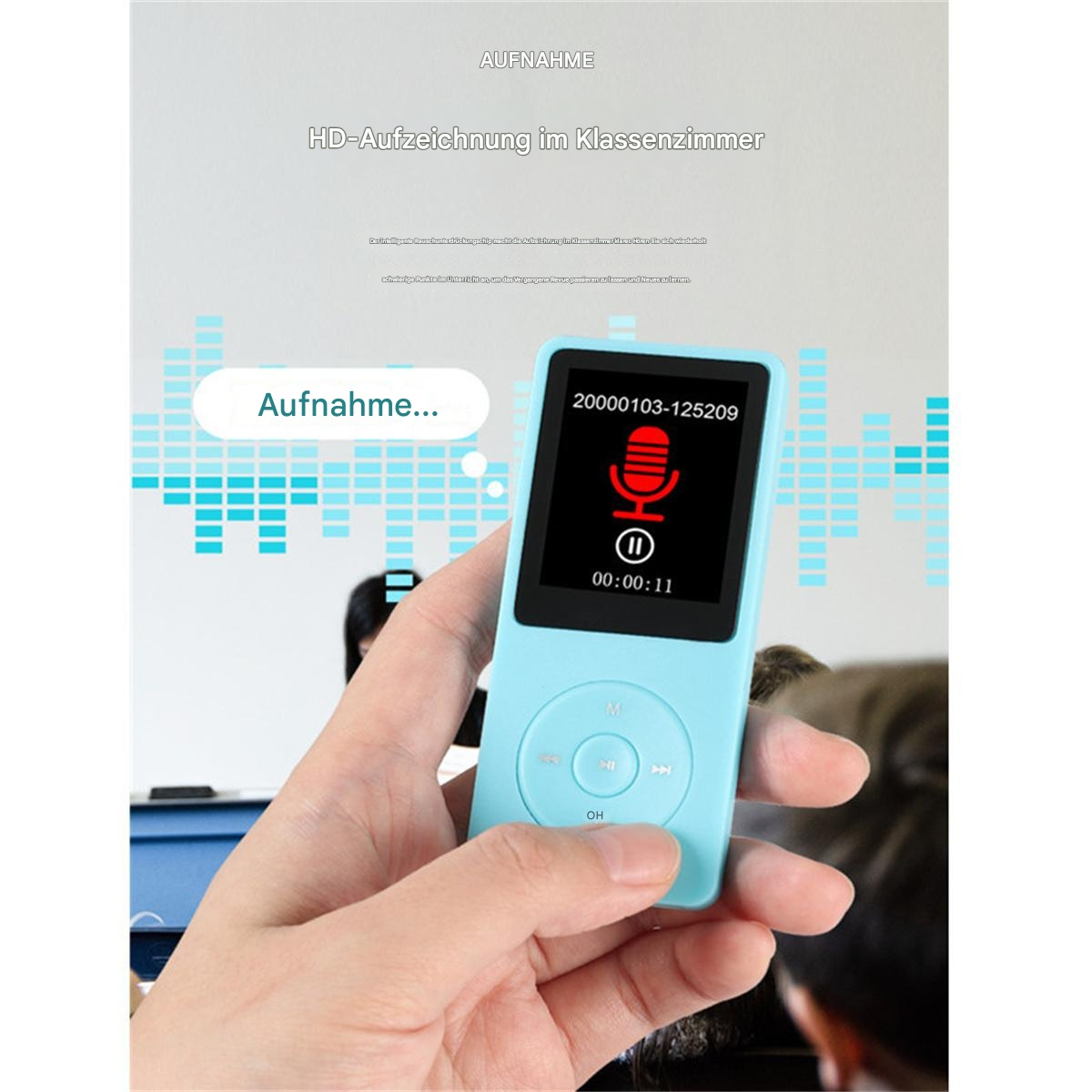 Ein hellblauer Audiorekorder in einer Hand. Ein Bildschirm zeigt eine Aufnahme. Text auf Deutsch. Verschwommener Hintergrund.