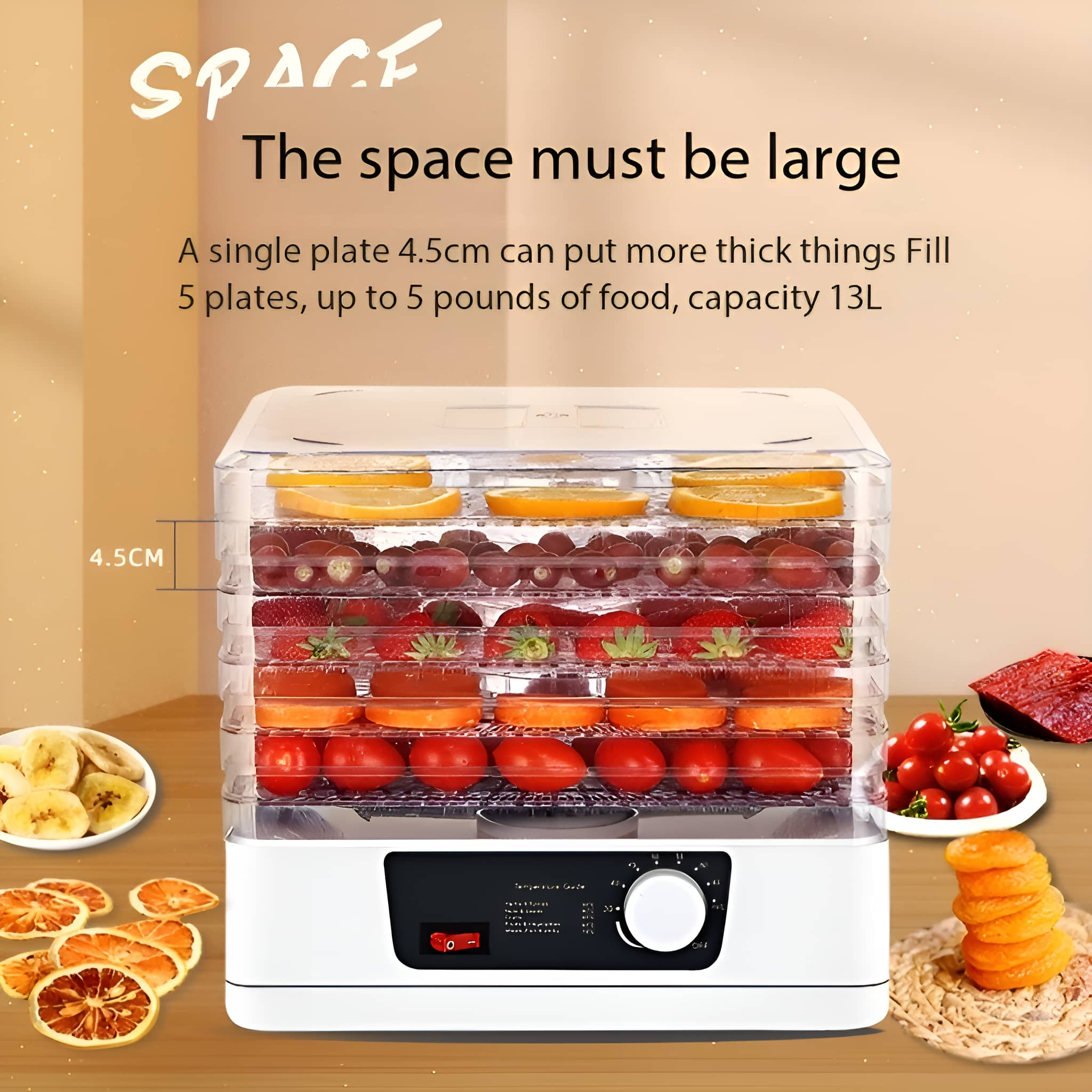 Ein Dörrgerät mit transparenten Tabletts. Getrocknete Früchte, Tomaten und ein Teller Bananen sind darum herum sichtbar.