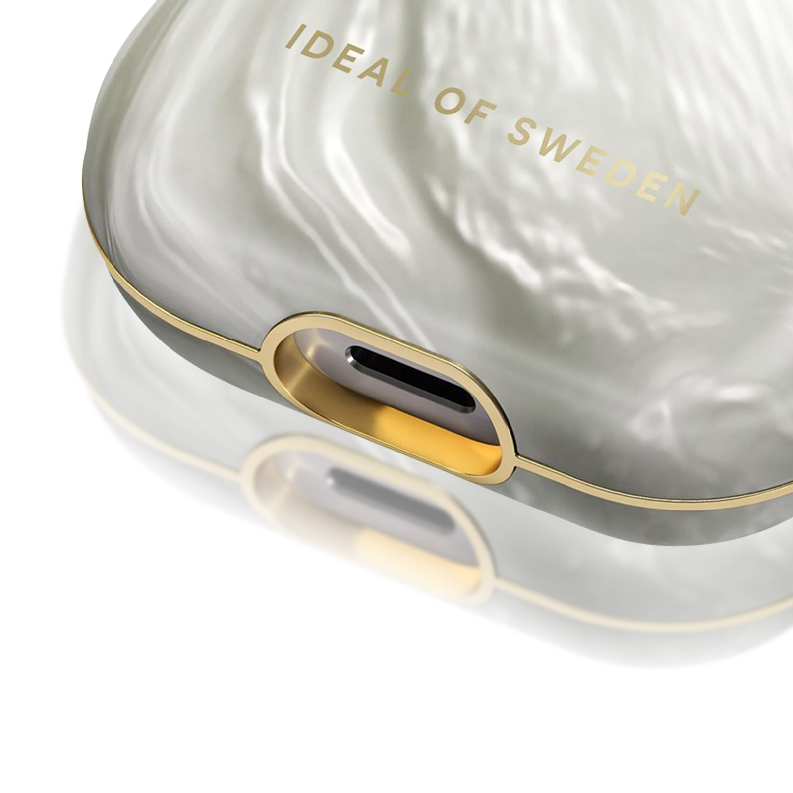 Un primer plano de una funda de teléfono blanca y dorada. El texto 'IDEA OF SWEDEN' es visible.