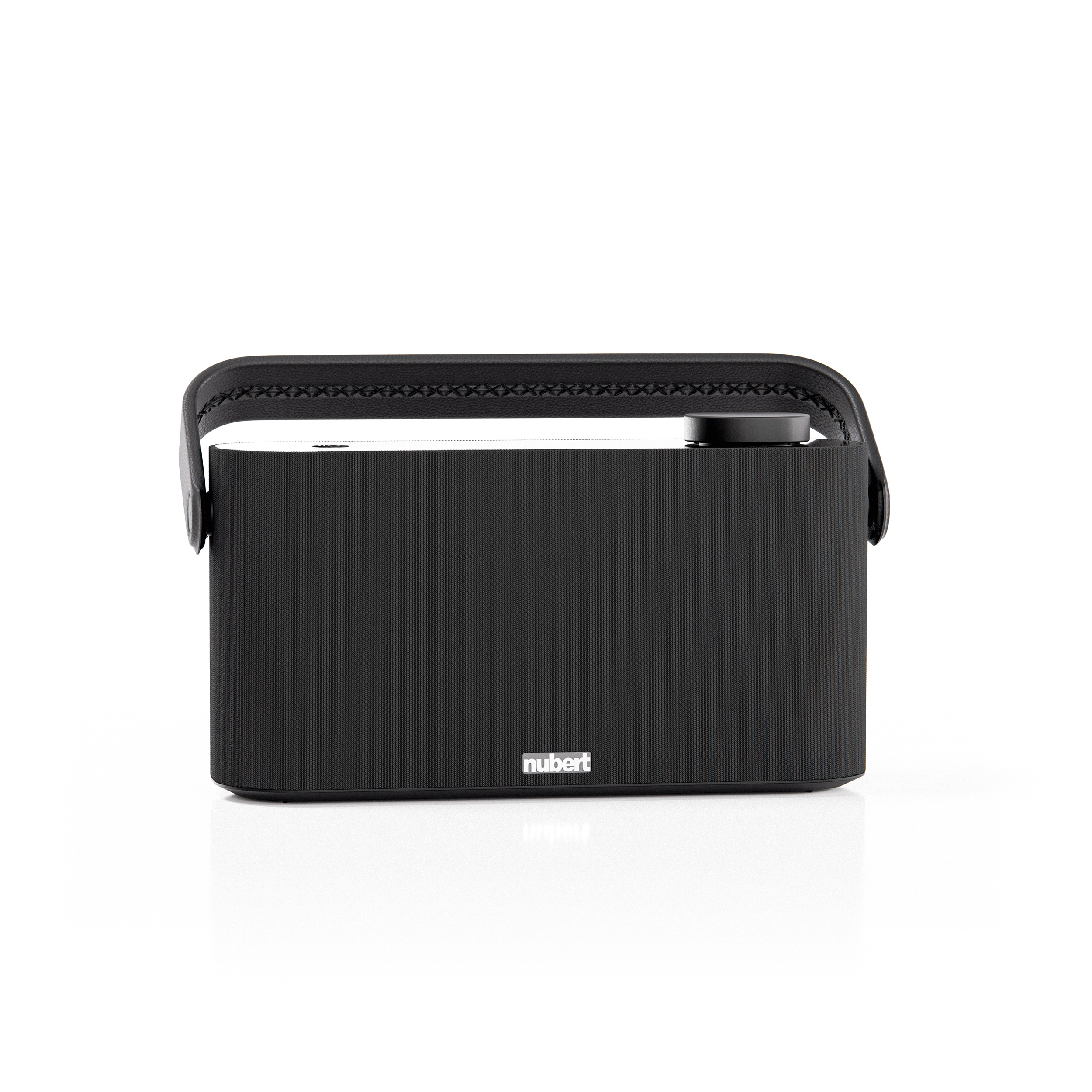 Ein schwarzer rechteckiger Lautsprecher mit Griff. Der Lautsprecher hat eine schwarze Mesh-Front und einen Knopf.