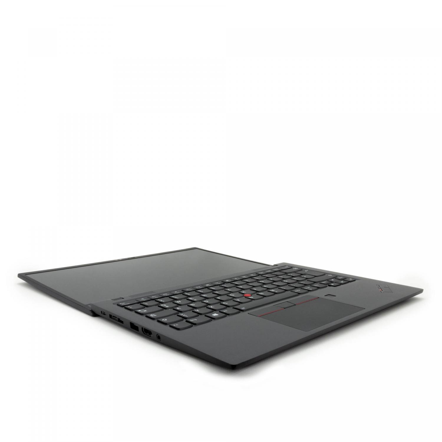 Schwarzer Laptop, geöffnet. Tastatur sichtbar. Roter Trackpoint. Weißer Hintergrund.