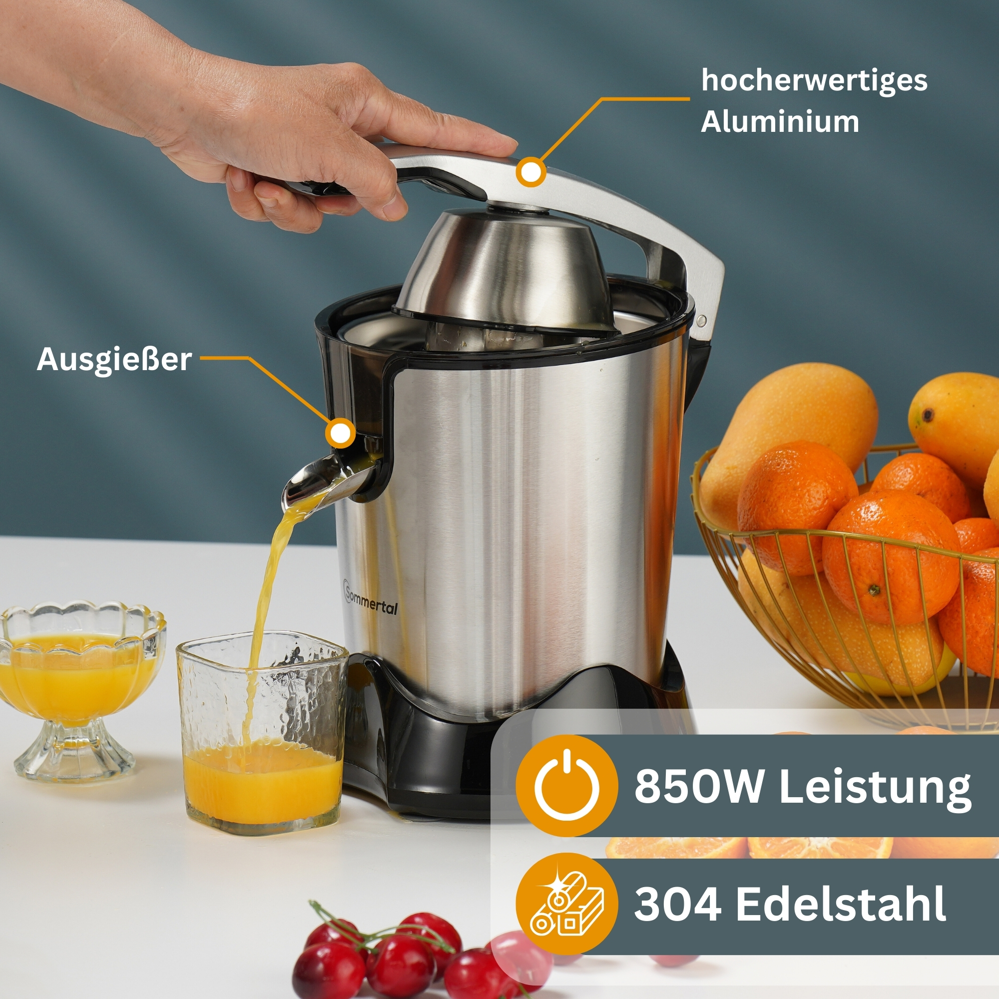 Saft wird aus einer Saftpresse in ein Glas gegossen, Obst in der Nähe.