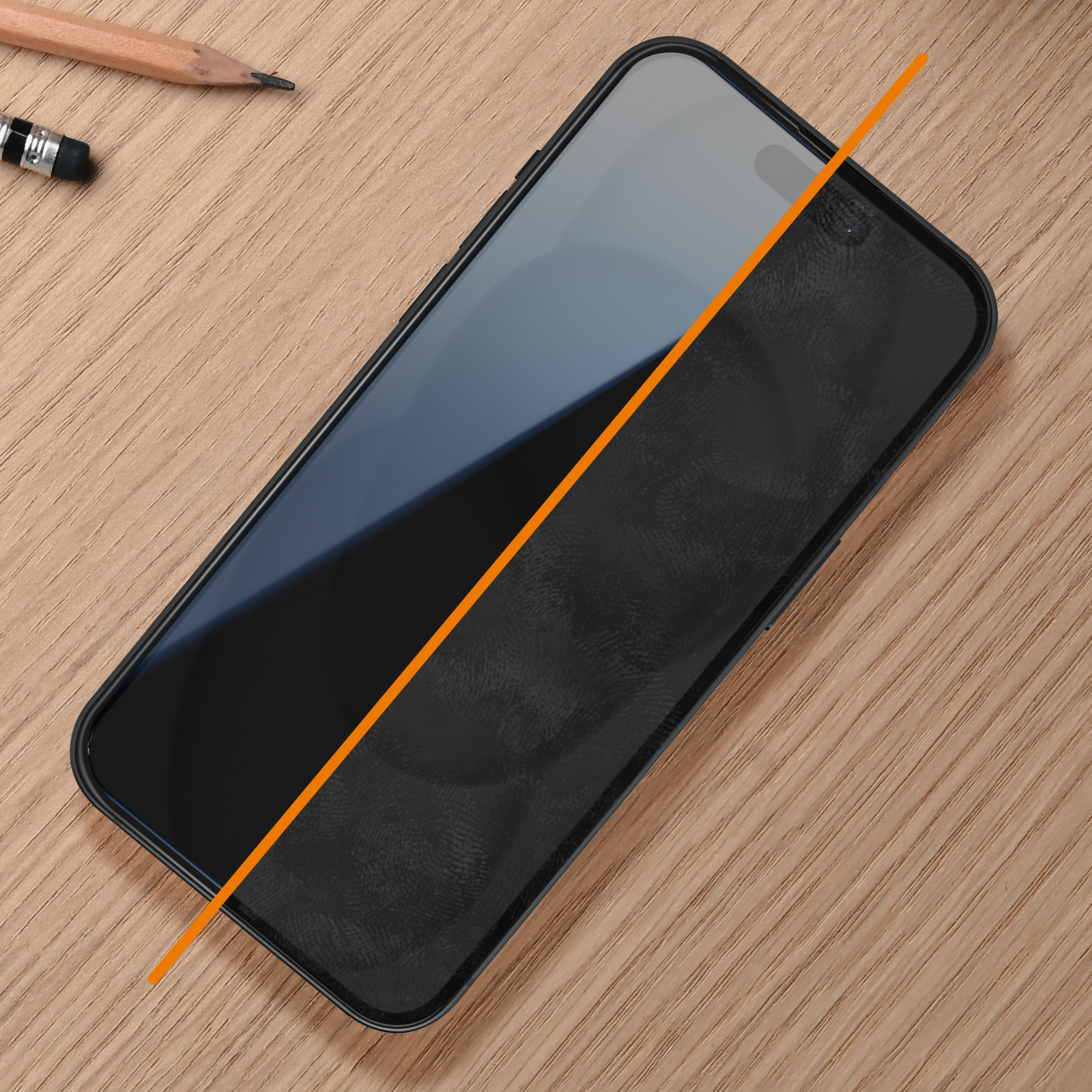Telefono con protezione schermo applicata, linea diagonale arancione.