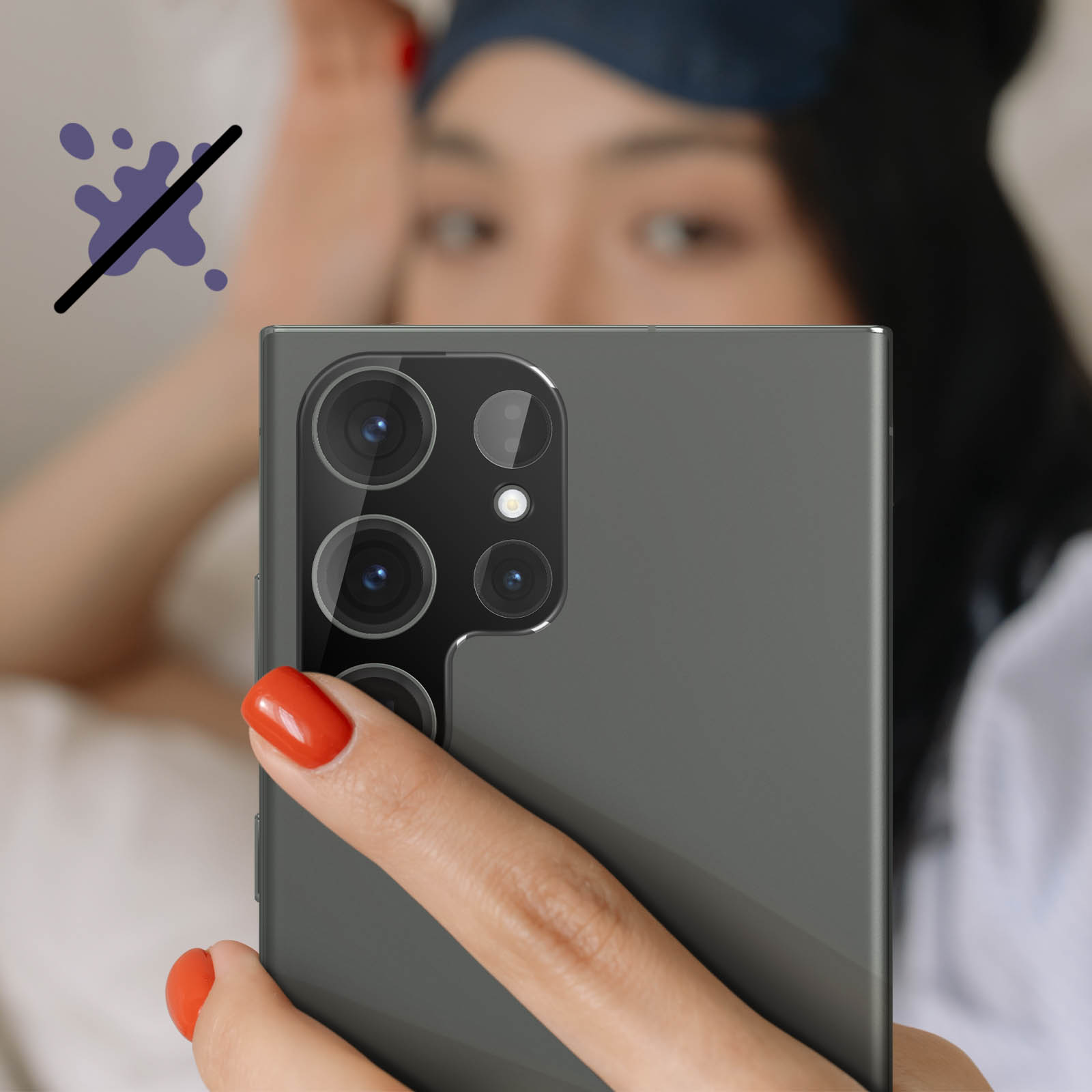 Una donna tiene un telefono, selfie. Il telefono ha più fotocamere. Un simbolo senza schizzi.