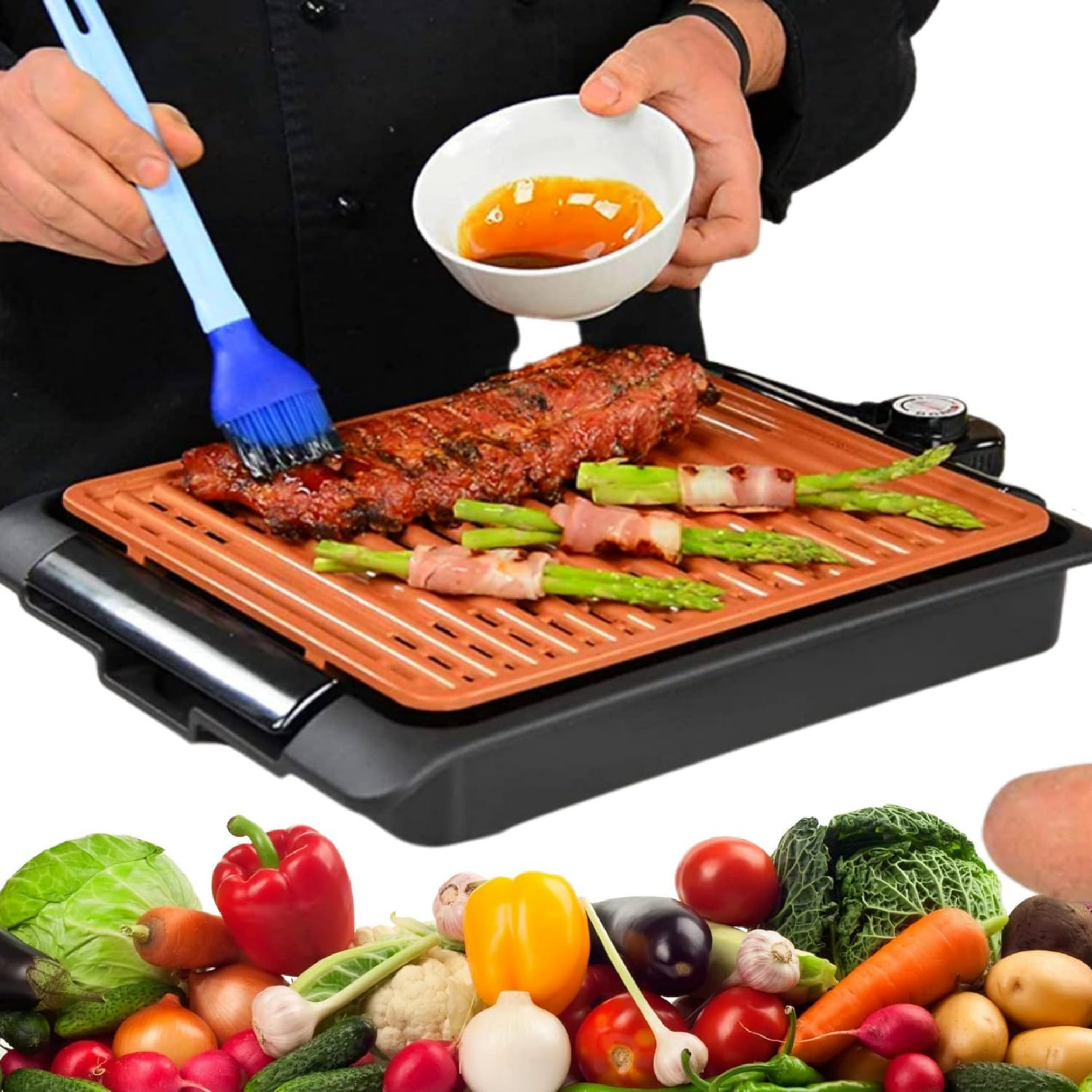 Eine Person grillt Essen auf einer kupferfarbenen Oberfläche mit Gemüse daneben.
