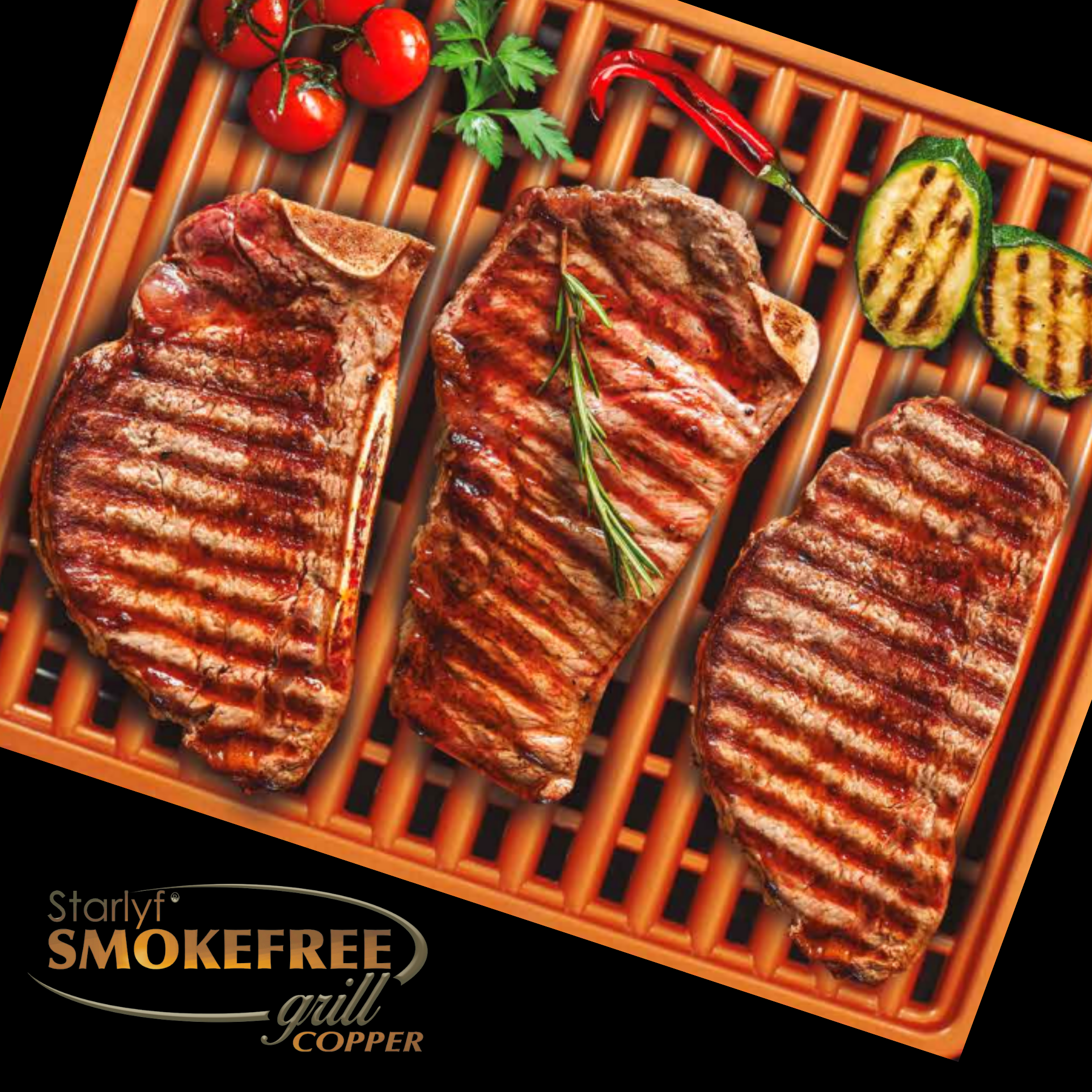 Gegrillte Steaks auf einem Kupfergrill mit Tomaten, Paprika und Zucchini. Schwarzer Hintergrund.