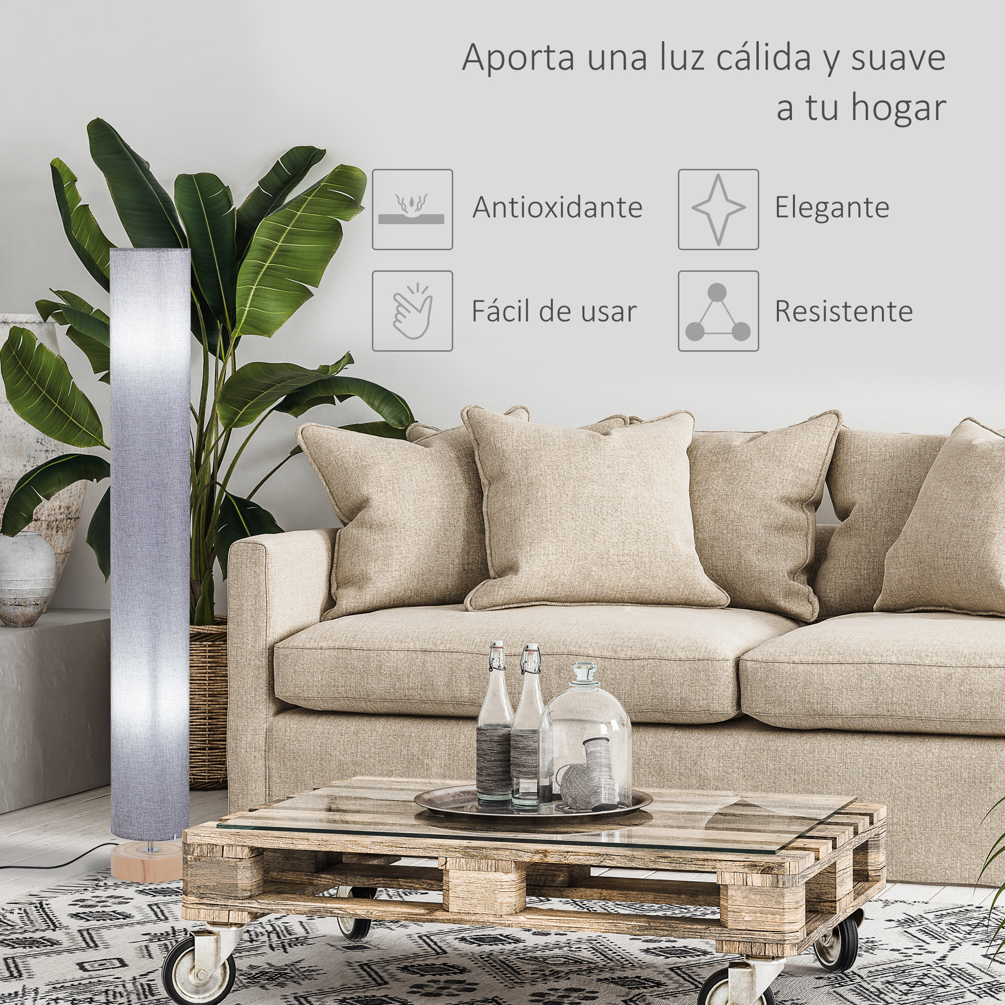 Una lámpara de pie se encuentra junto a un sofá con almohadas. Una mesa de centro está al frente.
