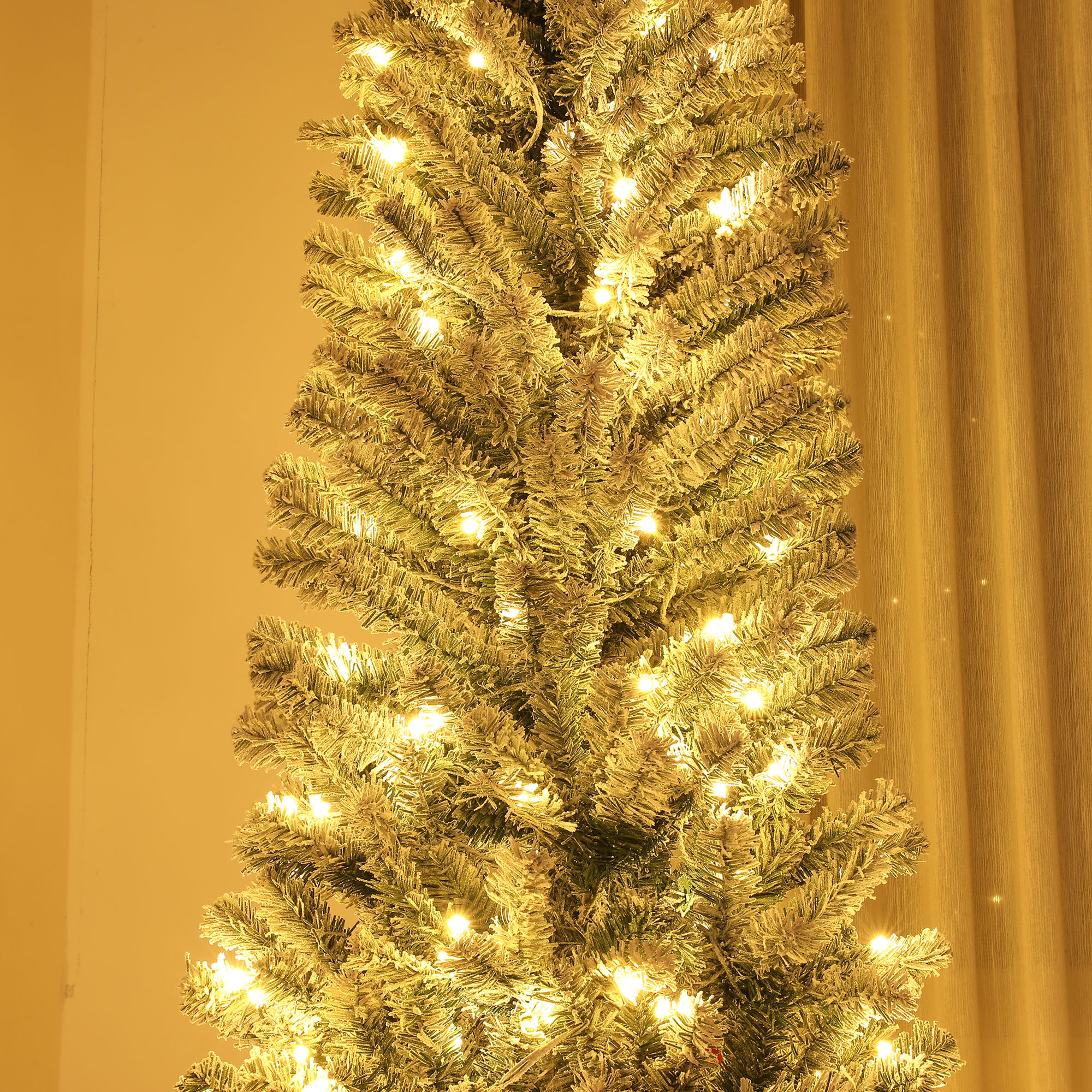 Árbol de Navidad con luces. Fondo amarillento.