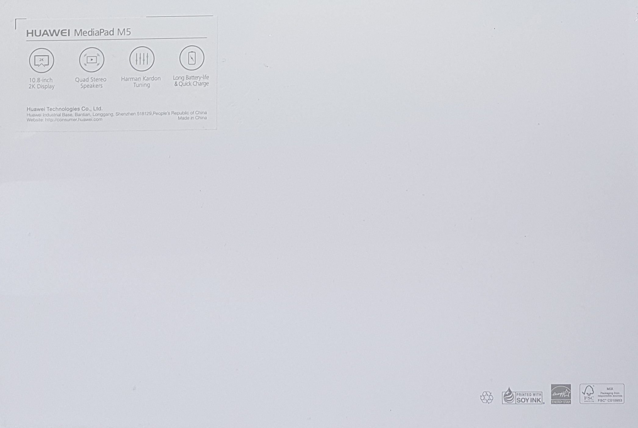 Ein weißes, leeres Tablet mit dem HUAWAI-Logo und etwas Text. Der Hintergrund ist weiß.