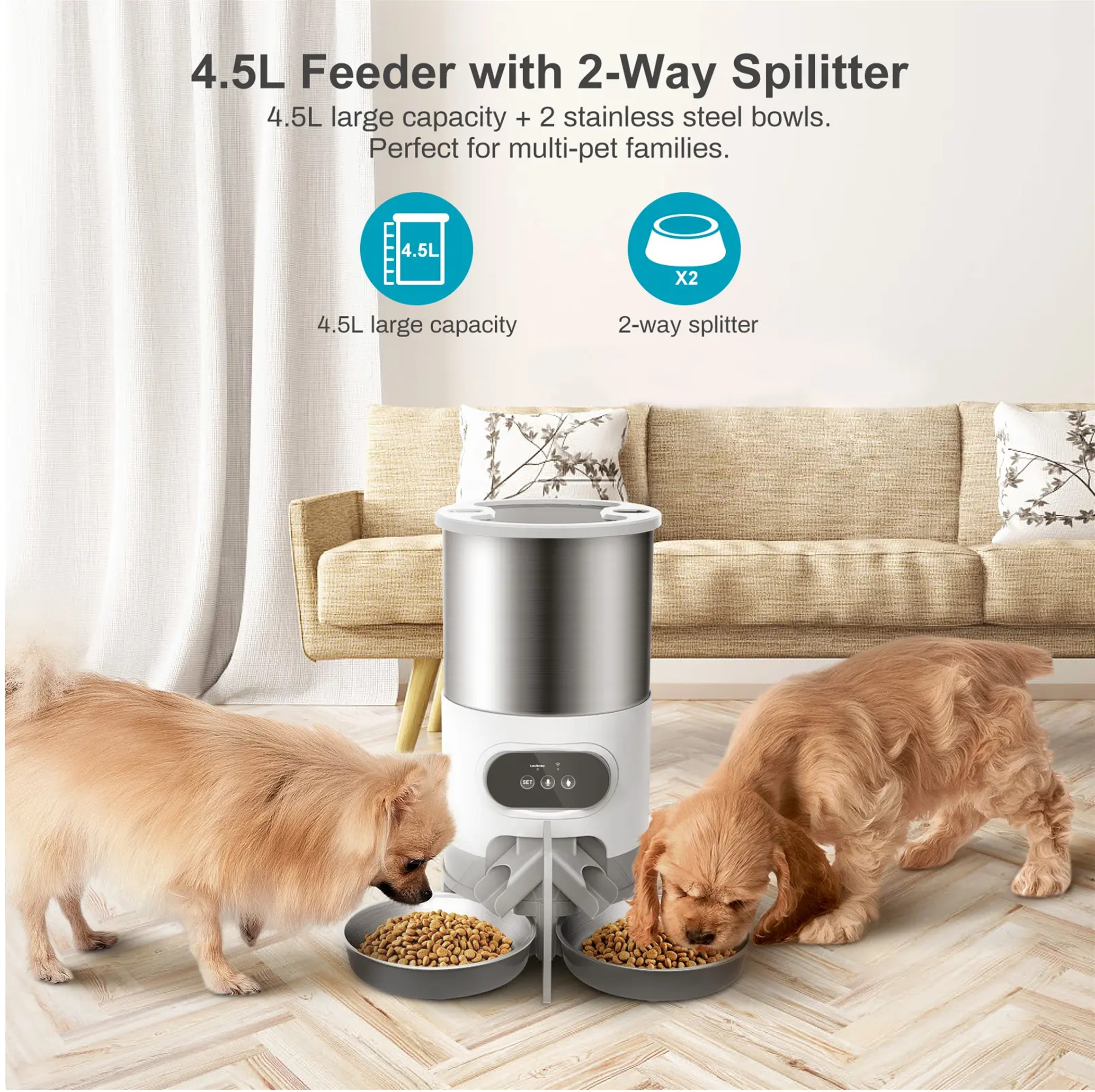 Due cani mangiano dalle ciotole di una mangiatoia automatica. Divano beige sullo sfondo.