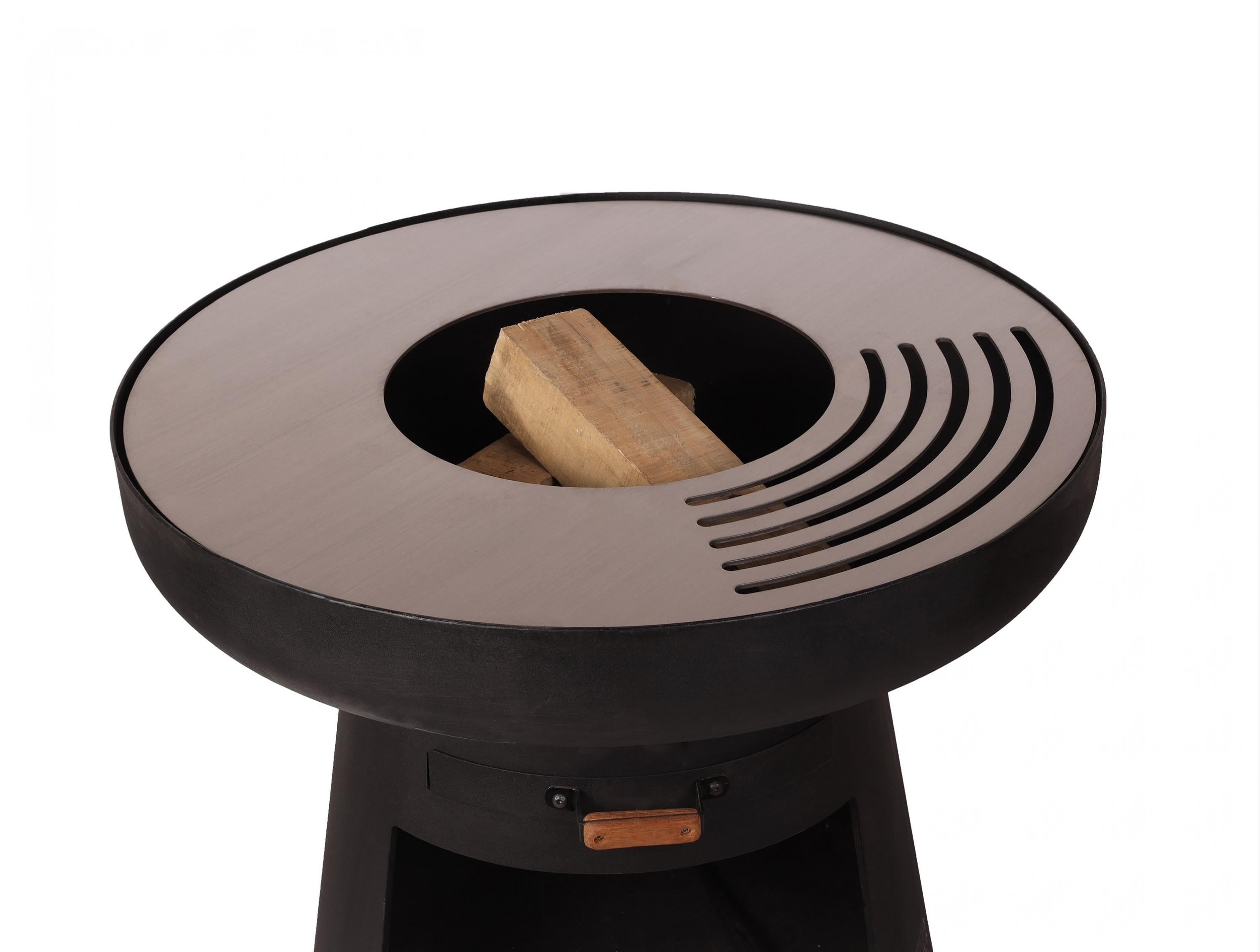 Schwarze Feuerstelle mit Metallring und Holzscheiten, auf weißem Grund.