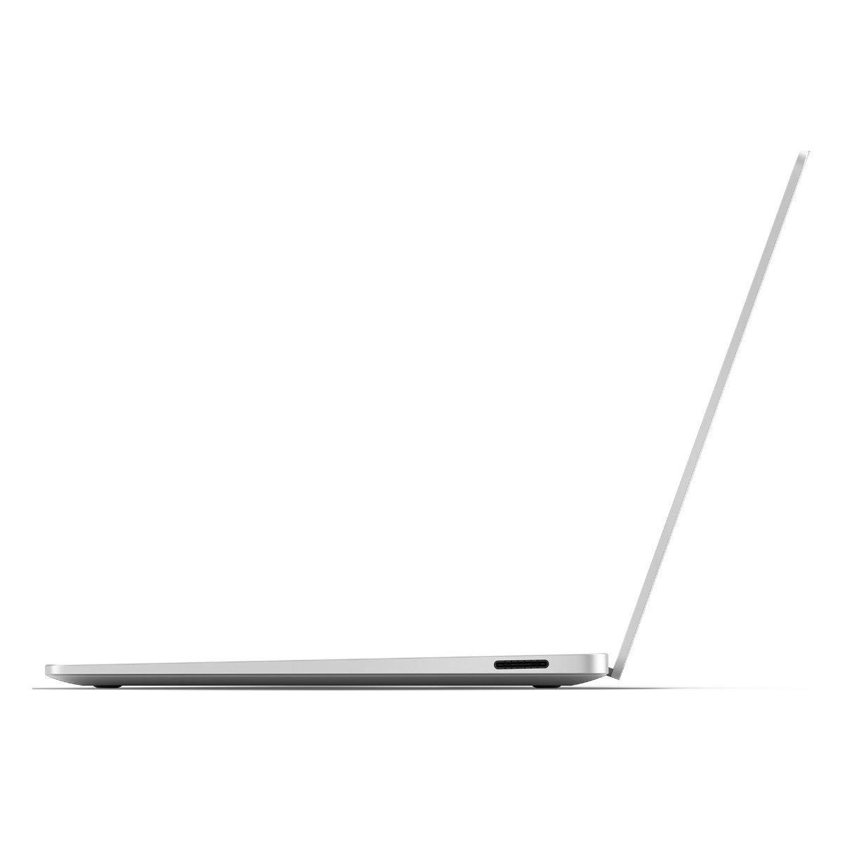 Laptop di lato, sottile e color argento, con schermo aperto ad angolo, appoggiato su un tavolo.
