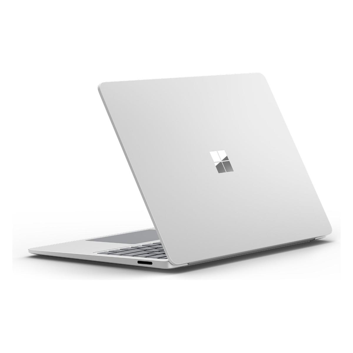 Un laptop bianco con retro argento e il logo Microsoft su sfondo bianco.