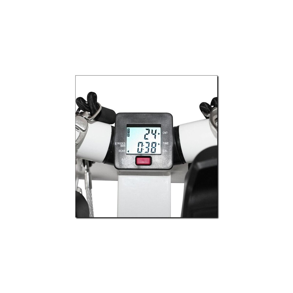 Nahaufnahme eines Fitness-Maschinendisplays mit Metriken und Zahlen.