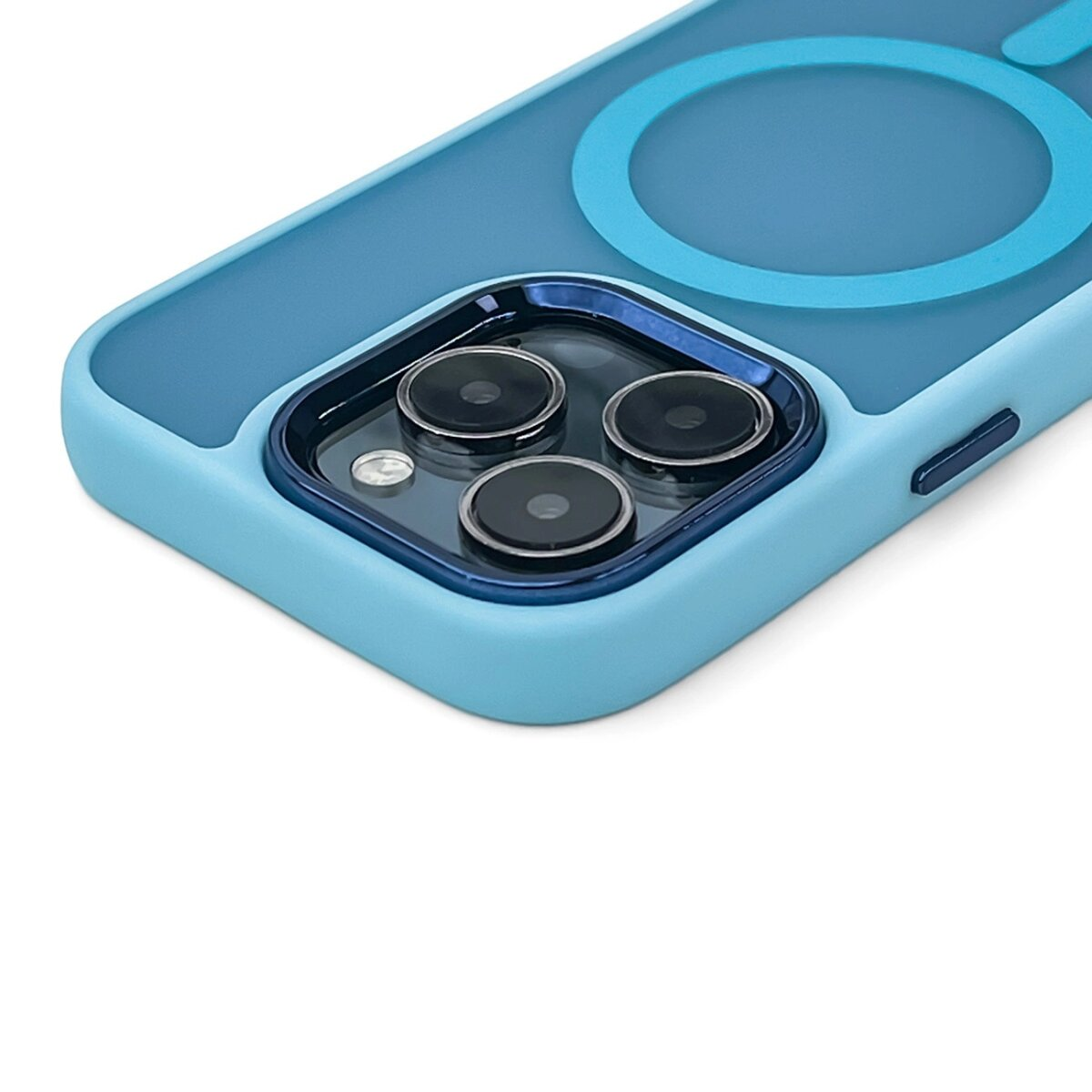 Primo piano di una custodia per telefono, blu, che mostra gli obiettivi della fotocamera.