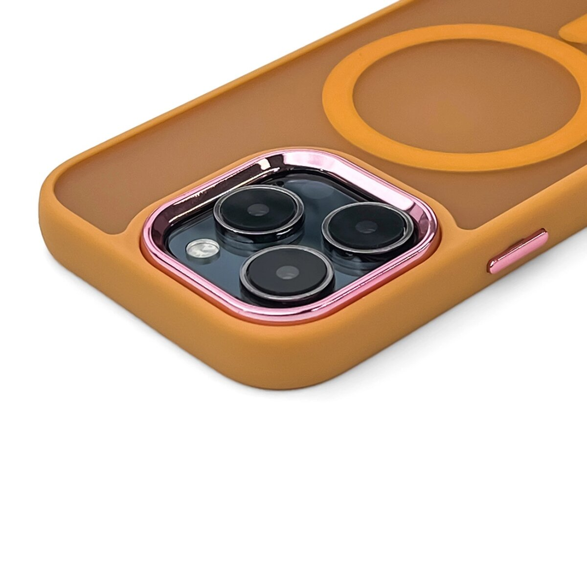 Primo piano di una custodia per telefono con ritaglio per fotocamera, colore marrone.