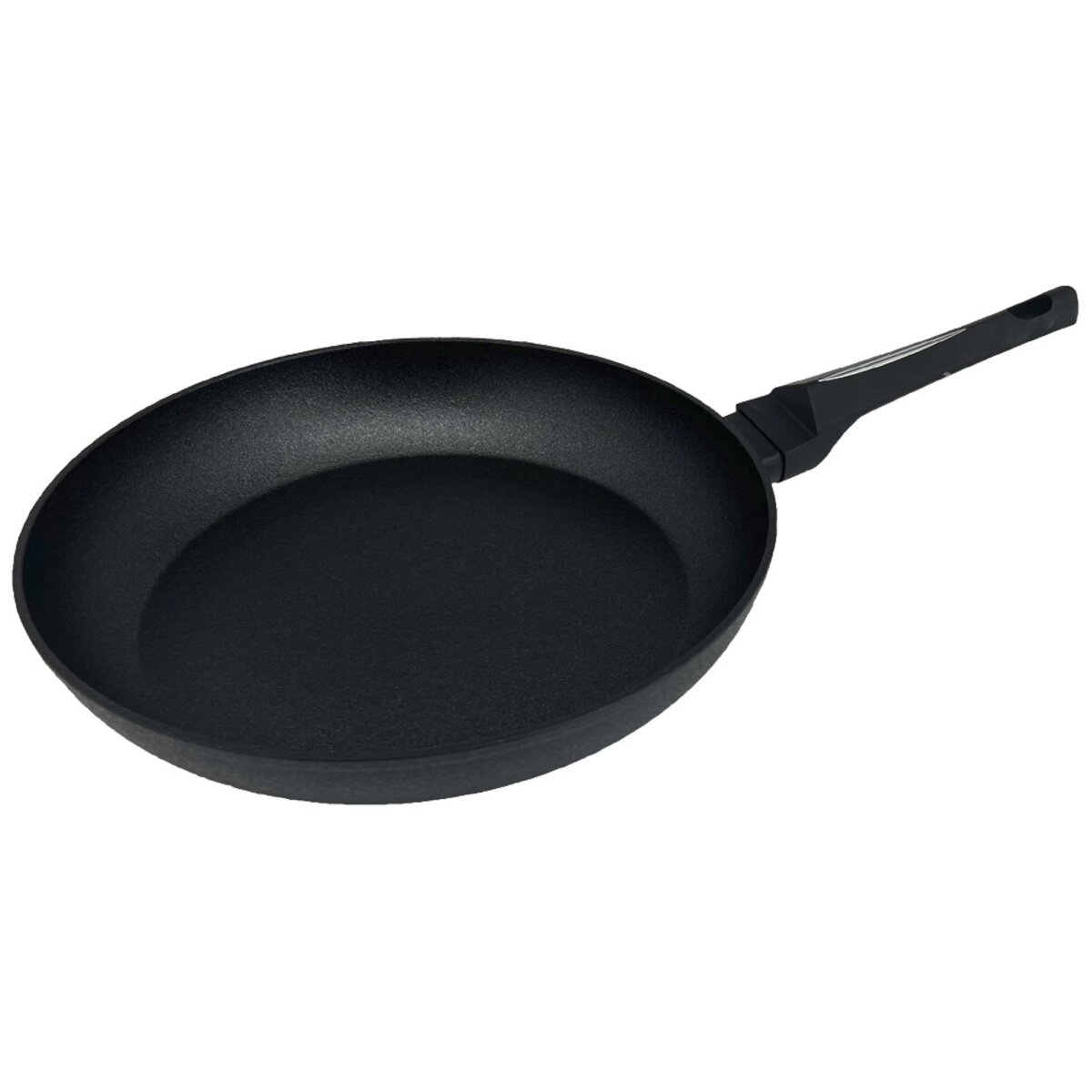 Eine schwarze Bratpfanne mit langem Griff. Die Pfanne hat eine Antihaftbeschichtung.