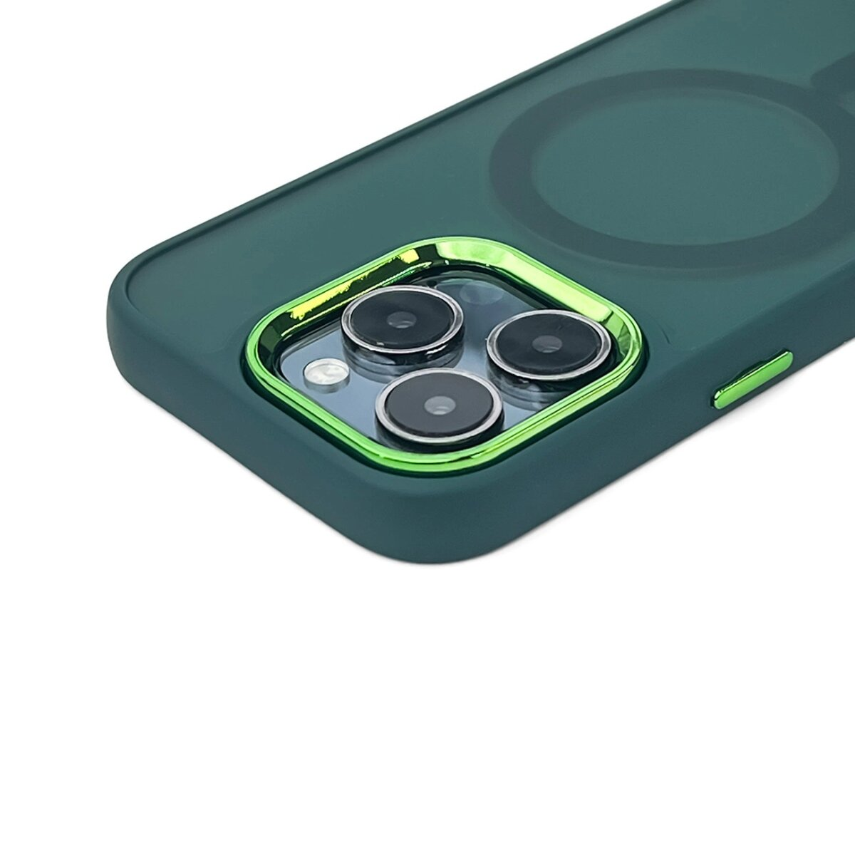 Una custodia verde per telefono con un modulo fotocamera. Il modulo ha tre obiettivi e un flash.