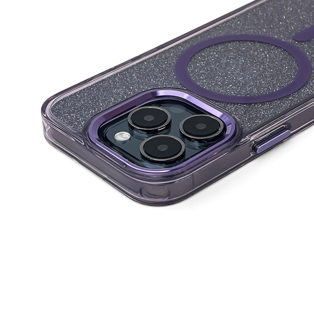 Primo piano di una custodia per telefono con un design a cerchio viola, che copre le lenti della fotocamera.